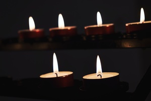 Gedenken und Erinnern bei Kerzenschein
