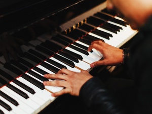 Ein Pianist spielt am Klavier