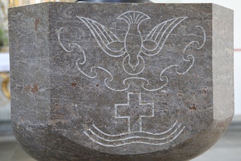 Taufbecken mit Taubendarstellung