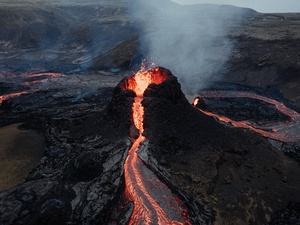 Vulkan mit fließender Lava