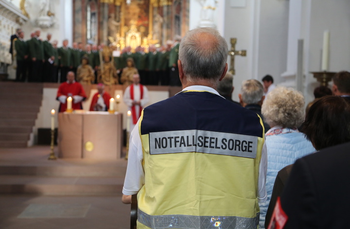 Man trägt Weste mit dem Schriftzug Notfallseelsorger 