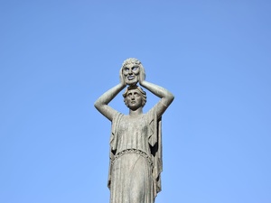 Statue einer griechischen Schauspielerin mit Maske