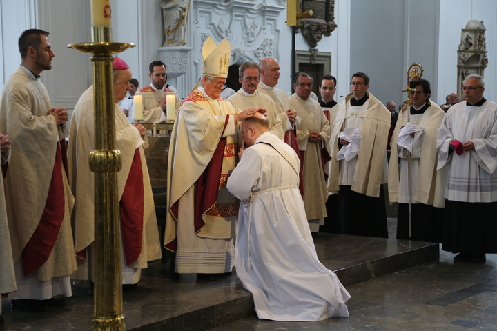 Bischof Friedhelm Hofmann spendet die Priesterweihe.
