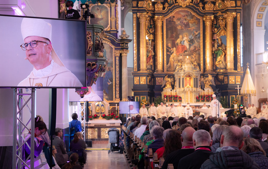 Bischof Dr. Franz Jung hat am Freitag, 9. Oktober, in der Altöttinger Basilika Sankt Anna einen Gottesdienst zur Eröffnung des siebten Adoratio-Kongresses für eucharistische Anbetung gefeiert.