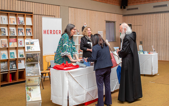 Menschen am Stand bei den Müsterschwarzacher Büchertagen
