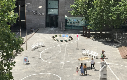 Der Vorplatz vor dem Museum am Dom in der Sonne 