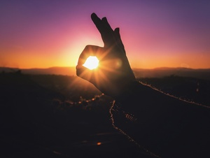 Sonnenuntergang durch die Hand betrachtet