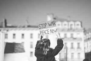 Plakat mit "Stoppt den Krieg, jetzt Frieden"