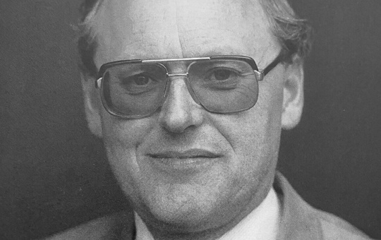 Schwarz-weiß Foto eines Mannes mit Brille 