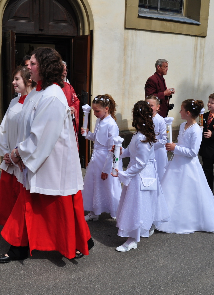 Erstkommunionkinder bilden eine Prozession.