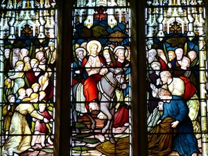 Kirchenfenster mit Jesus auf Esel