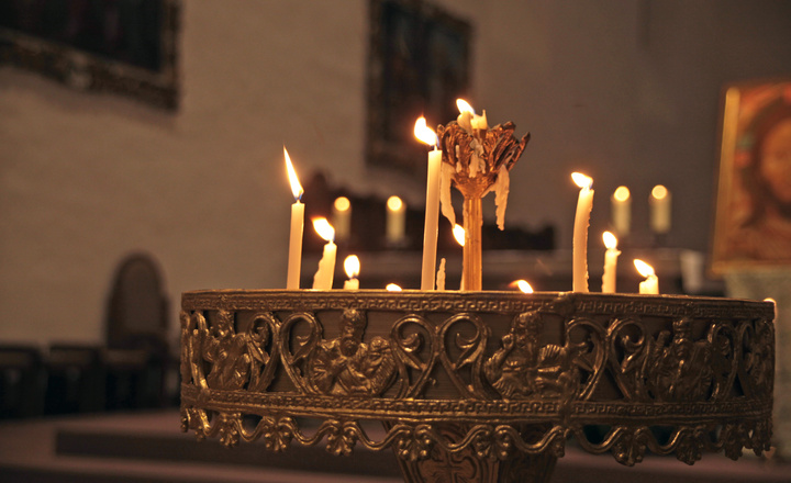 Brennende Kerzen zum Fest Mariä Lichtmess.