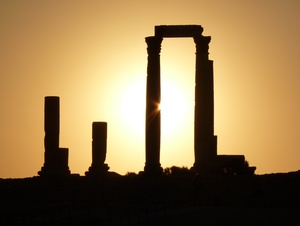 Überreste einer Säulenformation im Sonnenuntergang.