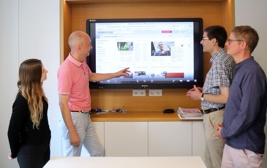 Mitglieder der Sonntagsblattredaktion vor einem Bildschirm mit dem aktuellen Magazin