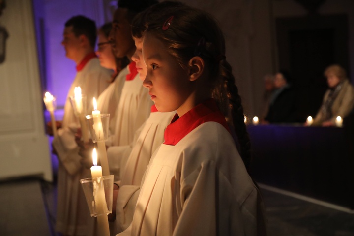Ministranten mit Kerzen in der Osternacht