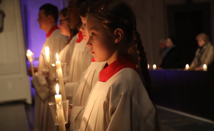 Ministranten mit Kerzen in der Osternacht