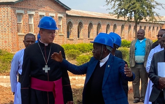 Baustellenbesichtigung in Mbinga Baustellenbesichtigung in Mbinga