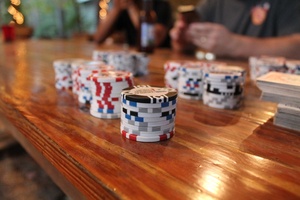 Pokerchips und Spieler