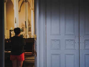 Frau in Kirchentüre