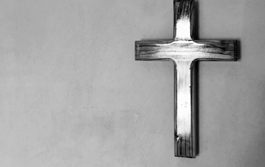 Glänzendes Wandkreuz aus Metall schwarz-weiß