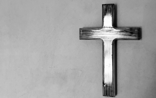 Glänzendes Wandkreuz aus Metall schwarz-weiß