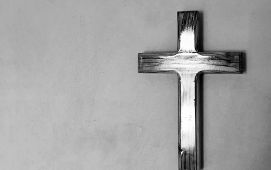 Glänzendes Wandkreuz aus Metall schwarz-weiß