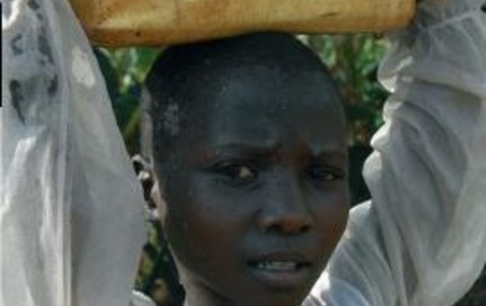 Junge arbeitet in Afrika 