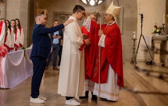 Erzbischof Nikola Eterović, Apostolischer Nuntius in Deutschland firmt kroatische Gläubige