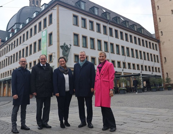 Verantwortliche vor dem Kilianshaus