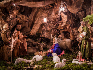 Weihnachtskrippe mit den Hirten bei Jesus, Maria und Josef